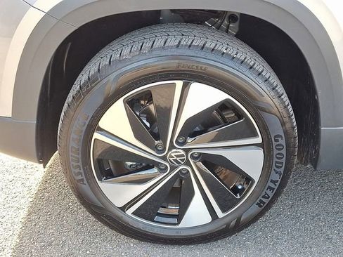 Certified 2025 Volkswagen Taos SE w/ Panoramic Sunroof Package image 28