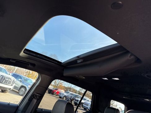 Used 2022 Chevrolet Traverse Premier w/ Redline Edition image 12