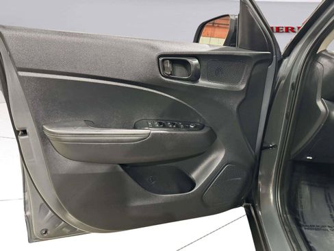 Used 2024 Hyundai Venue Limited FWD image 21