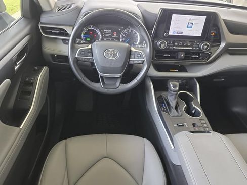 Used 2023 Toyota Highlander XLE FWD image 13