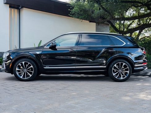 Certified 2025 Bentley Bentayga Extended Wheelbase AWD/4WD image 17