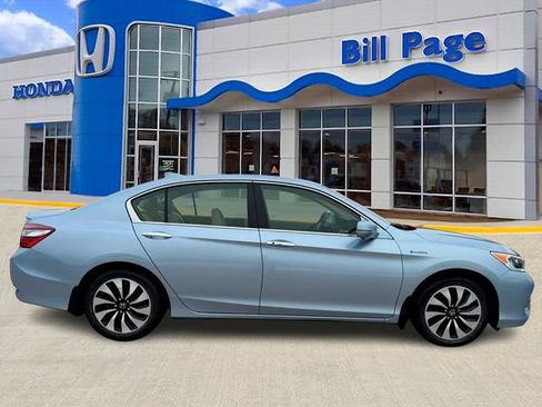 Used 2017 Honda Accord Hybrid Sedan image 4