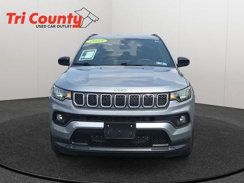 Used 2023 Jeep Compass Latitude AWD/4WD image 2