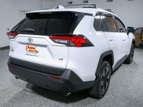 Used 2020 Toyota RAV4 LE FWD image 7
