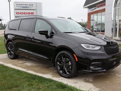 New 2026 Chrysler Pacifica Limited w/ Uconnect Theater Family Group