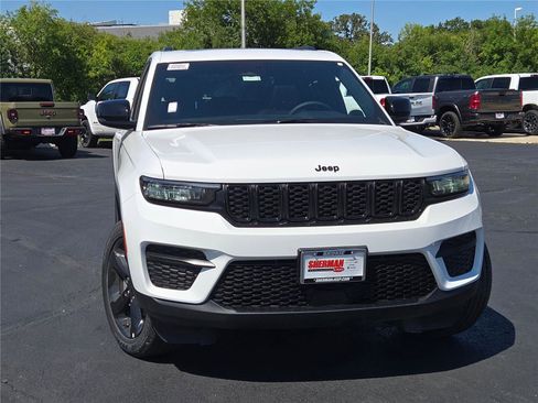 New 2025 Jeep Grand Cherokee Altitude image 4