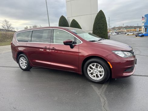 Used 2023 Chrysler Voyager LX FWD image 1