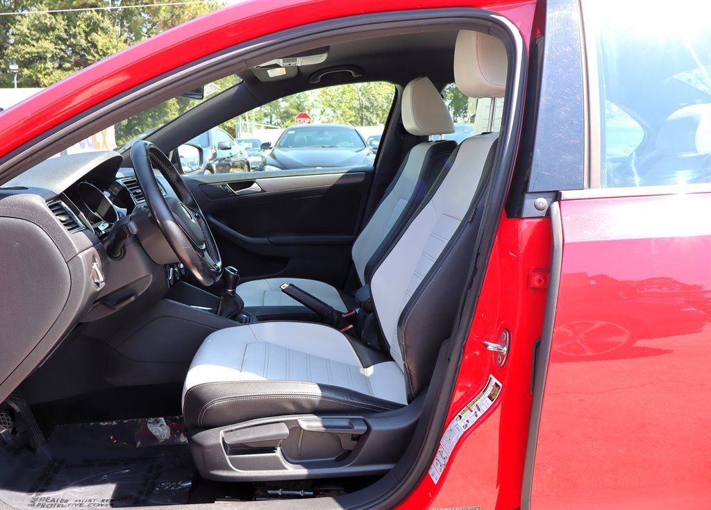 Used 2016 Volkswagen Jetta Sport FWD image 14