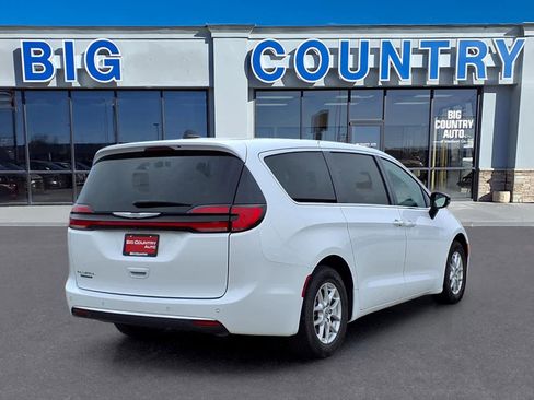 Used 2024 Chrysler Pacifica Touring-L FWD image 8
