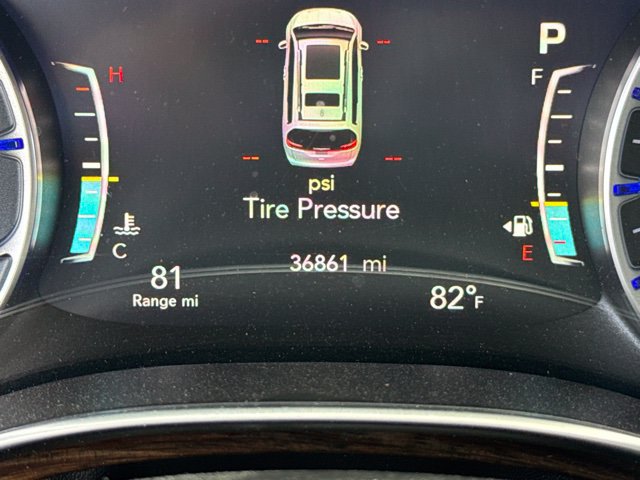Used 2023 Chrysler Pacifica Limited w/ Uconnect Theater Family Group FWD image 18