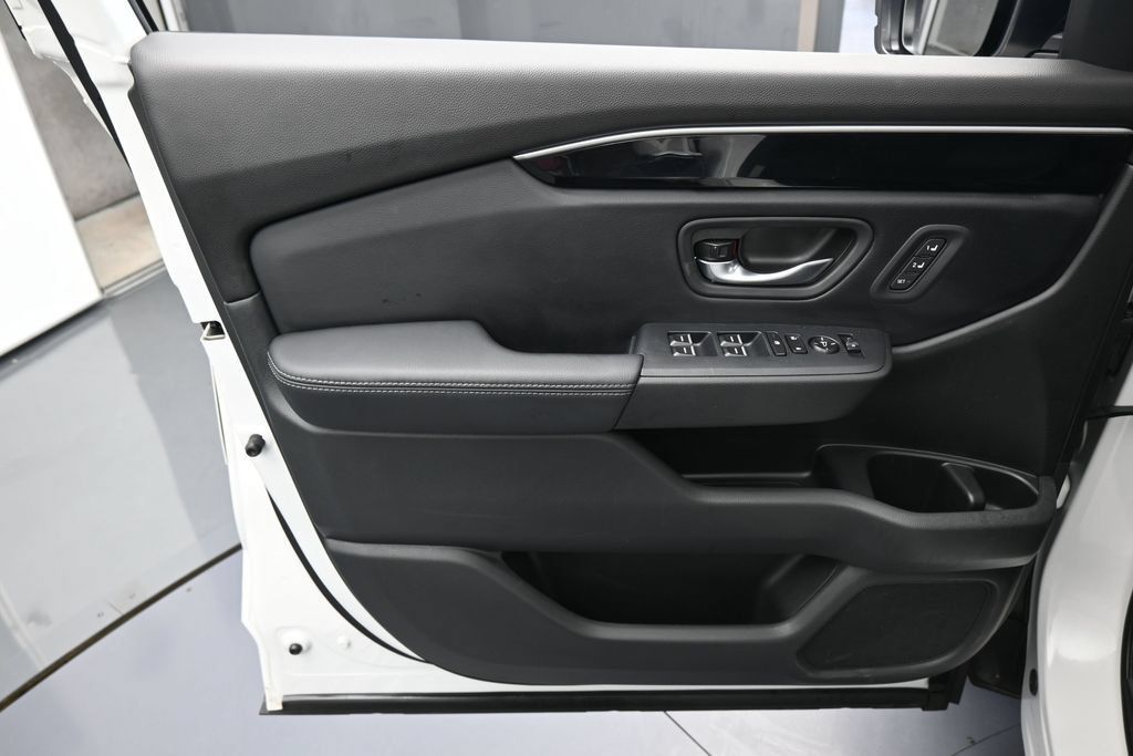Used 2025 Honda Pilot Touring image 13