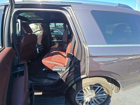 Used 2024 Ford Expedition Limited AWD/4WD image 6