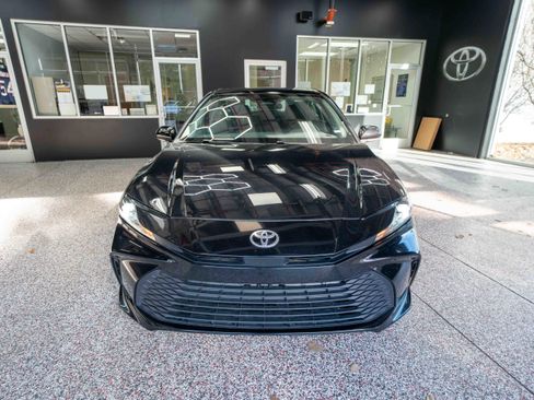 Used 2025 Toyota Camry LE image 6