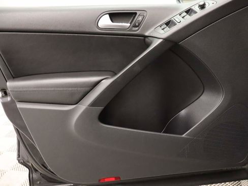 Used 2017 Volkswagen Tiguan S image 17