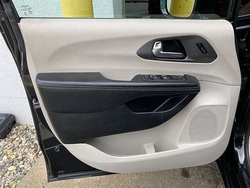 Used 2022 Chrysler Pacifica Touring-L FWD image 25