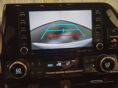 Used 2020 Toyota Highlander XLE AWD/4WD image 22