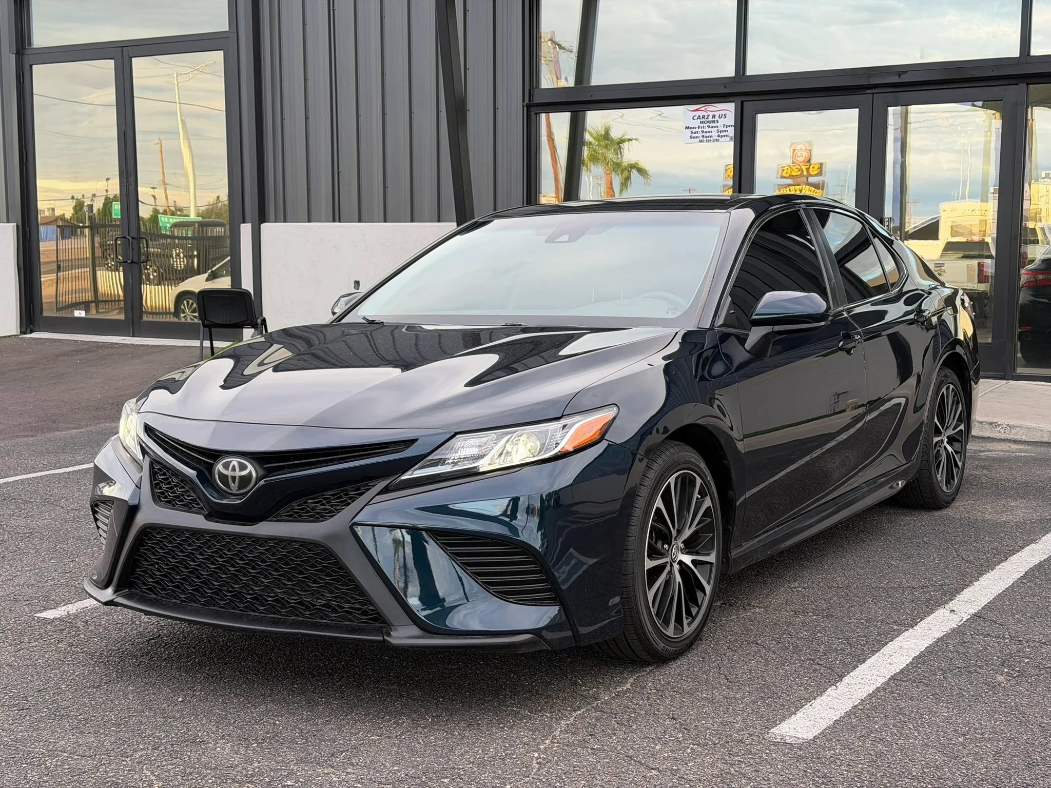 Used 2018 Toyota Camry SE FWD image 1