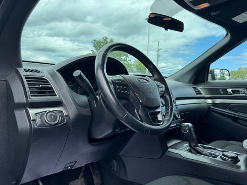 Used 2018 Ford Explorer XLT AWD/4WD image 14