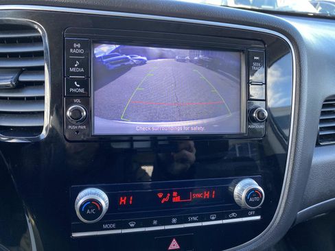 Used 2020 Mitsubishi Outlander ES image 10