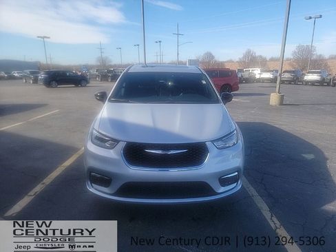 New 2026 Chrysler Pacifica Limited w/ Uconnect Theater Family Group image 9