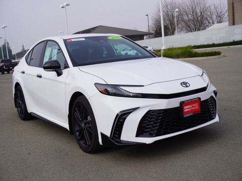 Used 2026 Toyota Camry Hybrid image 1