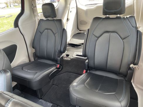 Used 2021 Chrysler Pacifica Touring-L w/ Premium & Safety Sphere Group image 21