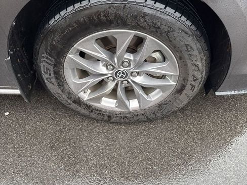 Used 2023 Toyota Sienna XLE image 2