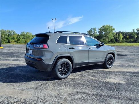 Used 2023 Jeep Cherokee Altitude Lux image 11
