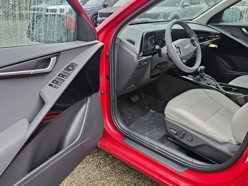 New 2025 Kia Niro EX image 18