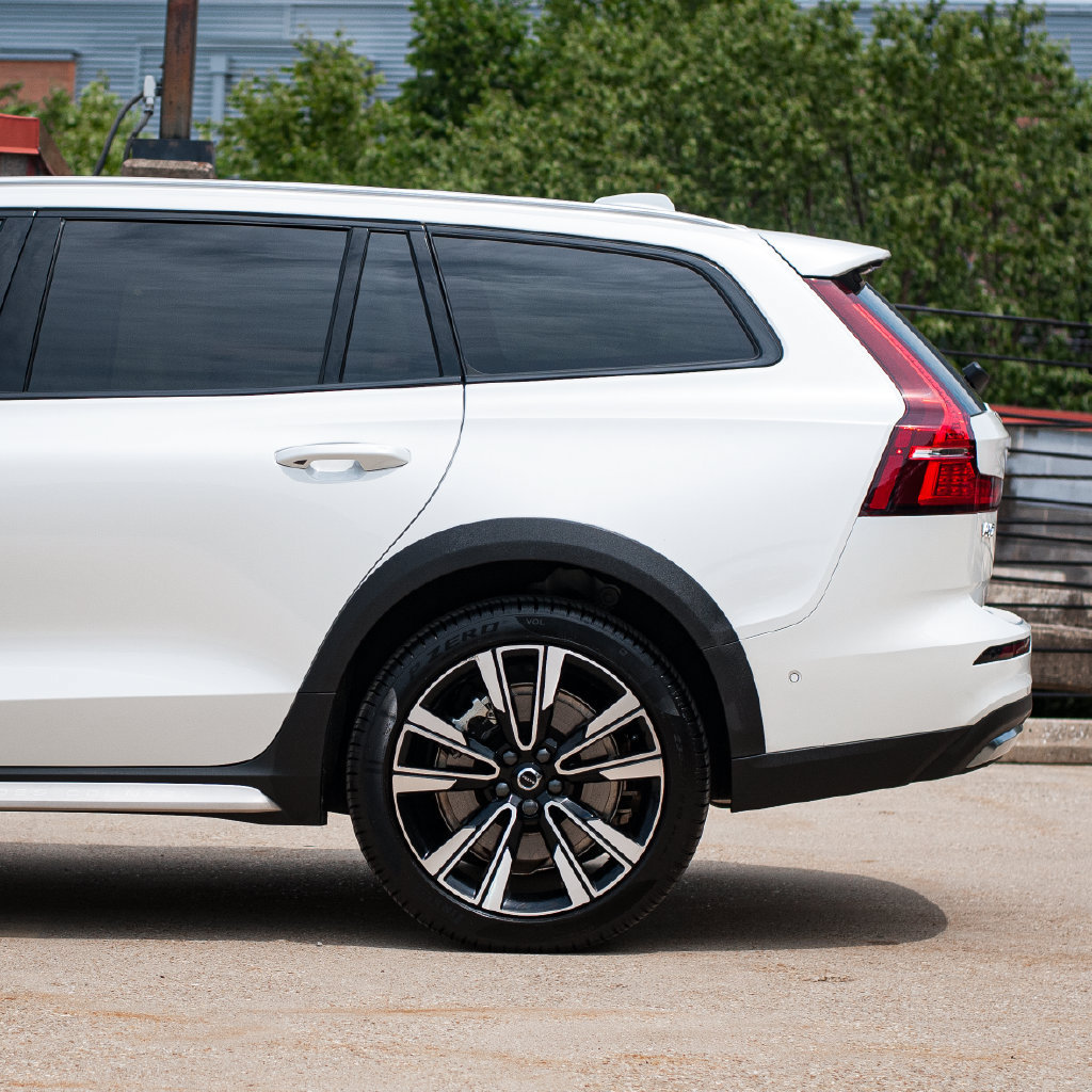 Certified 2026 Volvo V60 B5 Cross Country Ultra w/ Protection Package Premier AWD/4WD image 6