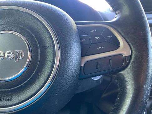Used 2016 Jeep Renegade Latitude FWD image 18