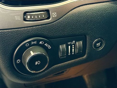 Used 2019 Jeep Cherokee Limited image 11