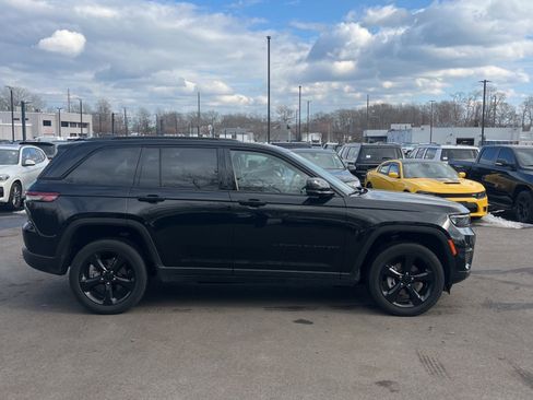 Used 2023 Jeep Grand Cherokee Altitude image 6