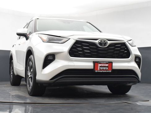 Used 2023 Toyota Highlander XLE AWD/4WD image 33
