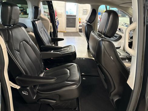 Used 2018 Chrysler Pacifica Limited image 52