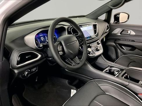 New 2027 Chrysler Pacifica Limited w/ S Appearance Package AWD/4WD image 8