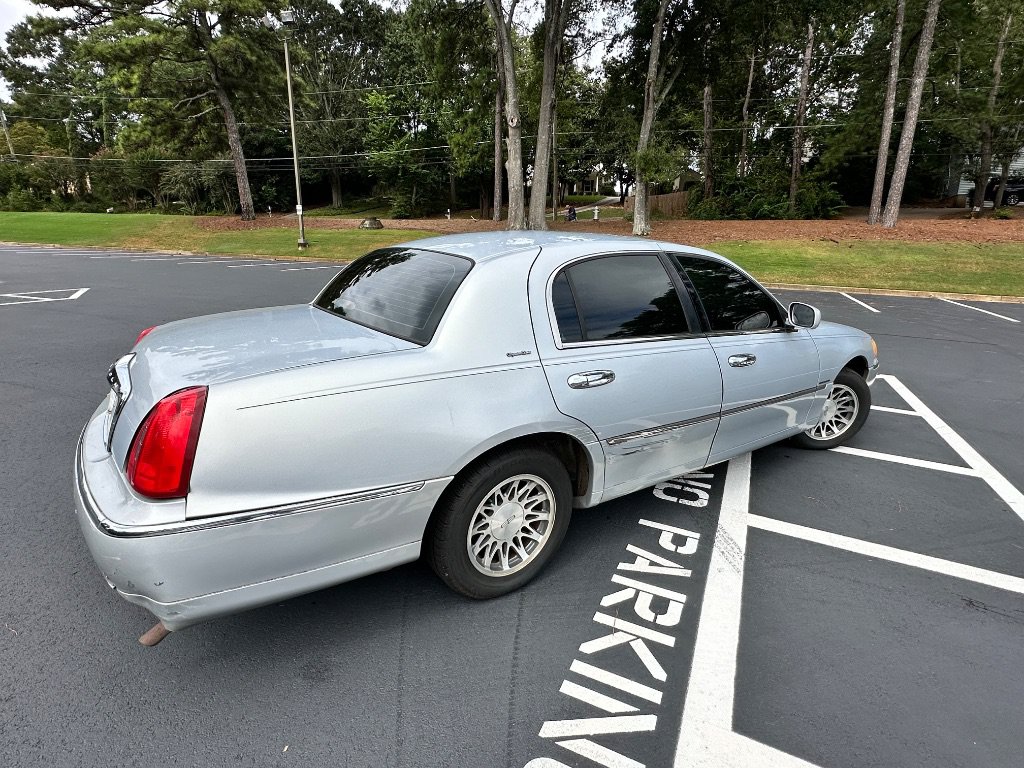 Used 2002 Lincoln Town Car Signature RWD image 6