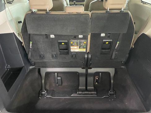 Used 2021 Toyota Sienna Limited image 8