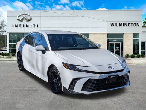 Used 2025 Toyota Camry SE image 1