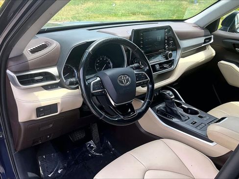 Used 2021 Toyota Highlander XLE AWD/4WD image 18