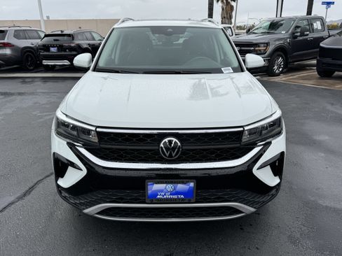 Certified 2022 Volkswagen Taos SE image 3