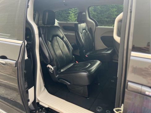 Used 2018 Chrysler Pacifica Touring-L w/ Advanced Safetytec Group image 19