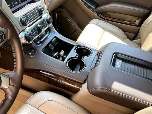 Used 2017 Chevrolet Suburban LT RWD image 17