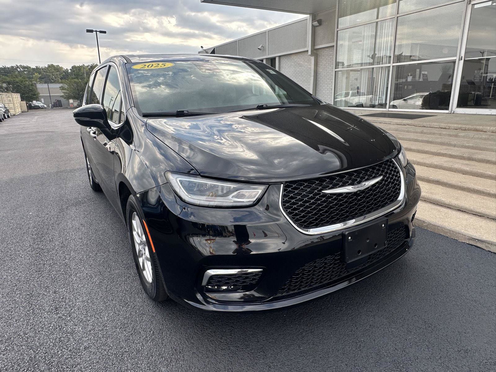 Used 2025 Chrysler Pacifica Select FWD image 4
