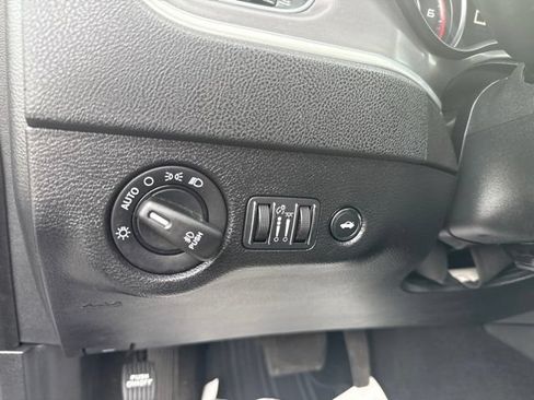 Certified 2022 Dodge Charger SXT AWD/4WD image 11