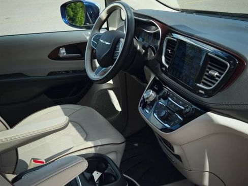 Used 2017 Chrysler Pacifica Limited w/ UConnect Theater Package FWD image 31