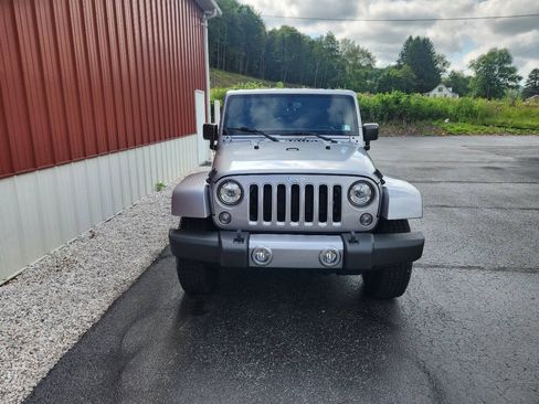 Used 2017 Jeep Wrangler Unlimited Sahara AWD/4WD image 4