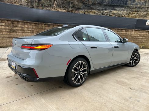 Used 2025 BMW 760i xDrive w/ Premium Package image 3