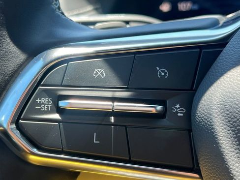 Used 2025 Chevrolet Traverse LT FWD image 7