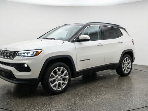 Used 2025 Jeep Compass Limited AWD/4WD image 3